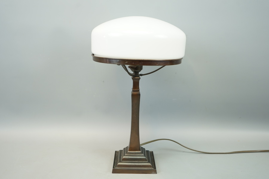 Bordslampa, Strindbergsmodell, gjutmetall/glas, 1900-tal.