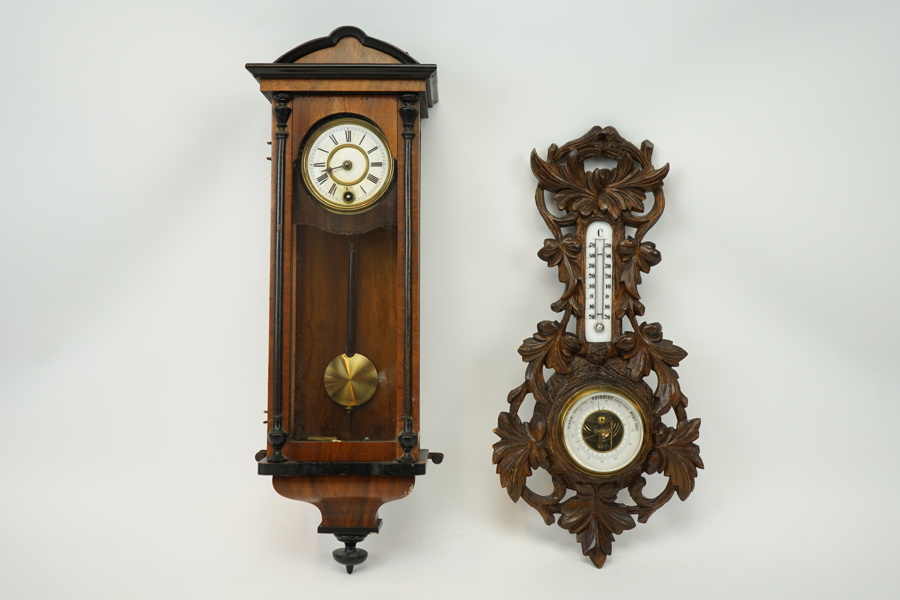 Väggur och barometer, trä/glas.