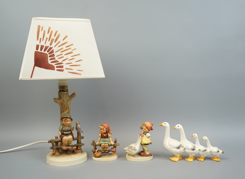 Bordslampa och figuriner, 4 delar, porslin, Goebel.