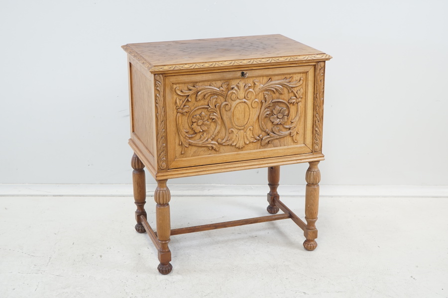 Schatull,, ek, skuren dekor, barockstil, 1900-tal.