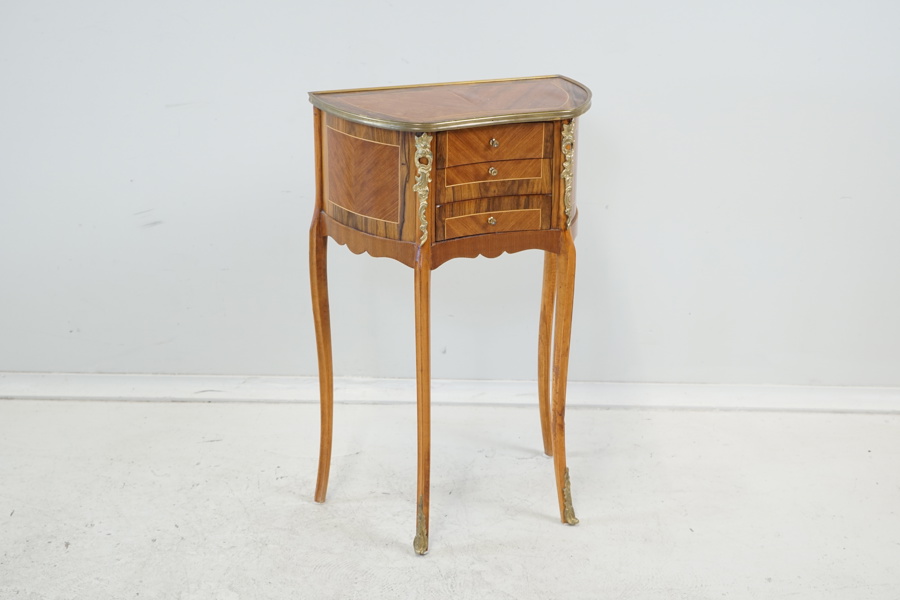 Sidobord med 3 lådor, trä, mässingsdetaljer, gustaviansk stil, 1900-tal.