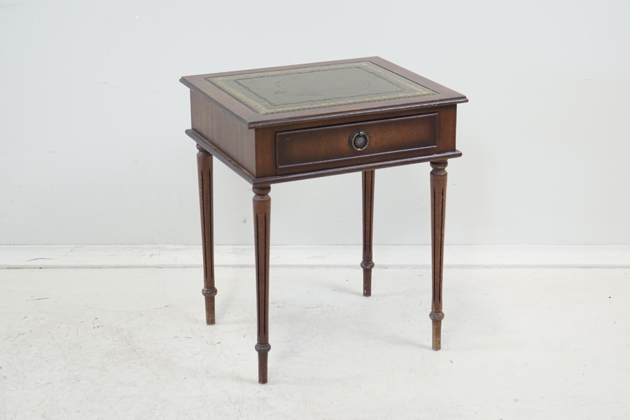 Sidobord med låda, mahogny/skinnklädd skiva, engelsk stil, 1900-tal.