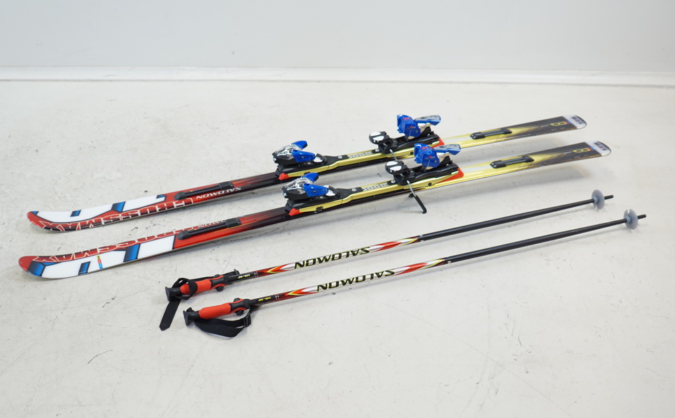 Skidor, ett par, Salmonon Crossmax, med bindningar, samt ett par stavar, Salomon.