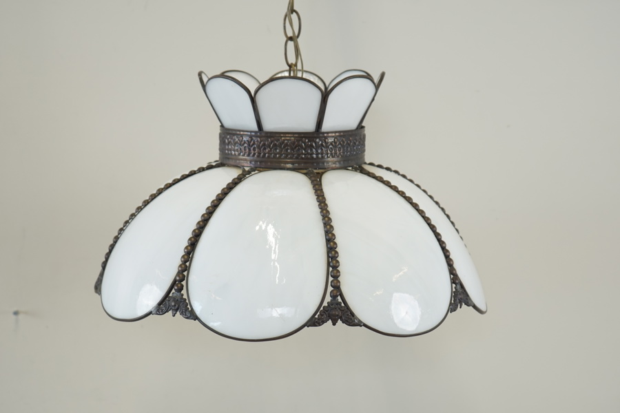 Taklampa, Tiffanystil, metall/glas, 1900-tal.