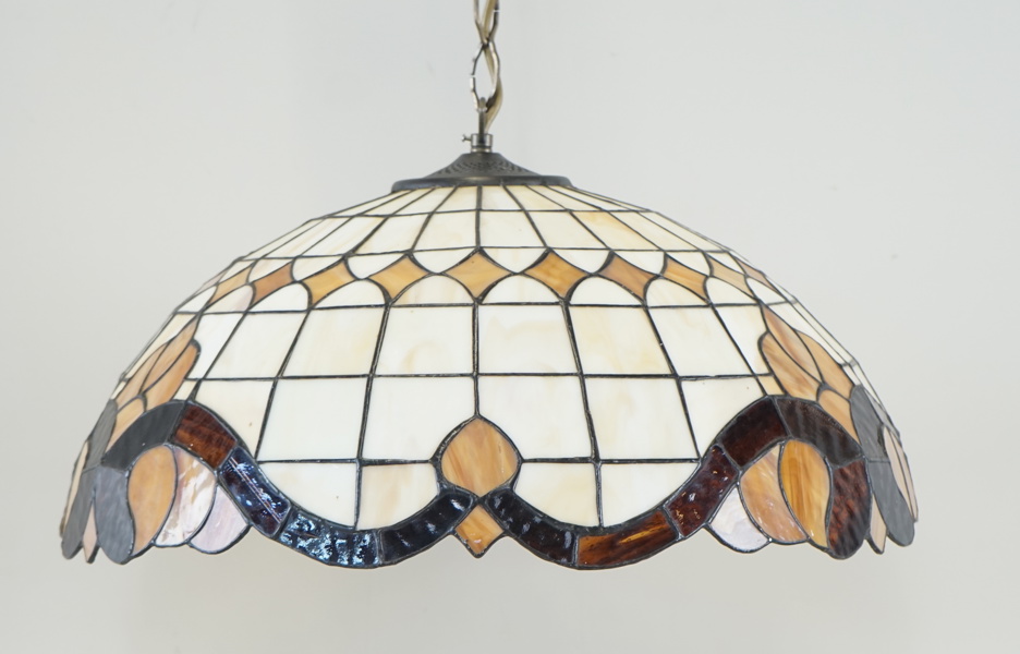 Taklampa, blyinfattat glas, Tiffanystil, Lamp Gustaf AB, 1900-talets andra hälft.