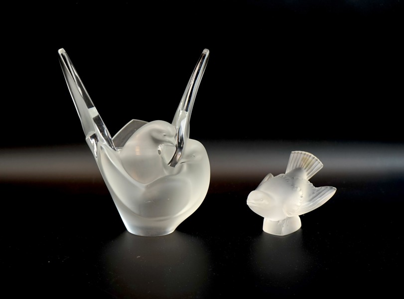 Vas och figurin, glas, Lalique, Frankrike, bl.a ''Sylvie''.