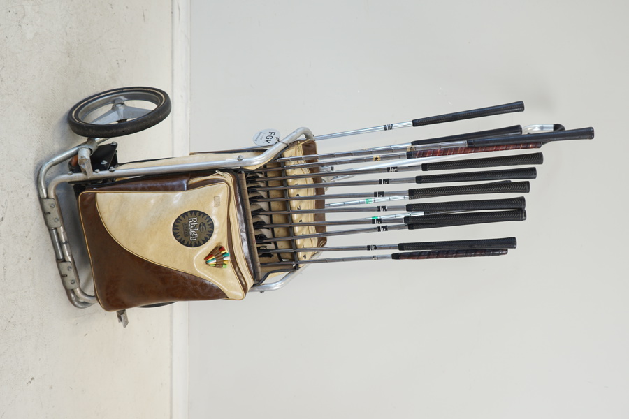 Golfbag, Riviera Deluxe, samt 14 klubbor, 1960/70-tal.