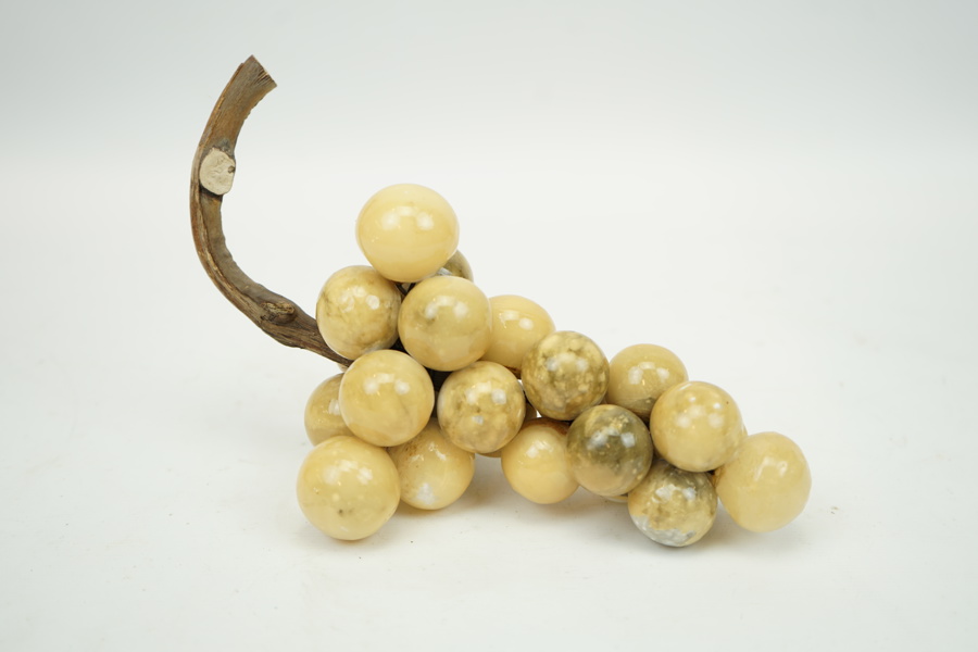 Bordsdekoration, druvklase, alabaster/trä, Italien, 1900-talets andra hälft.