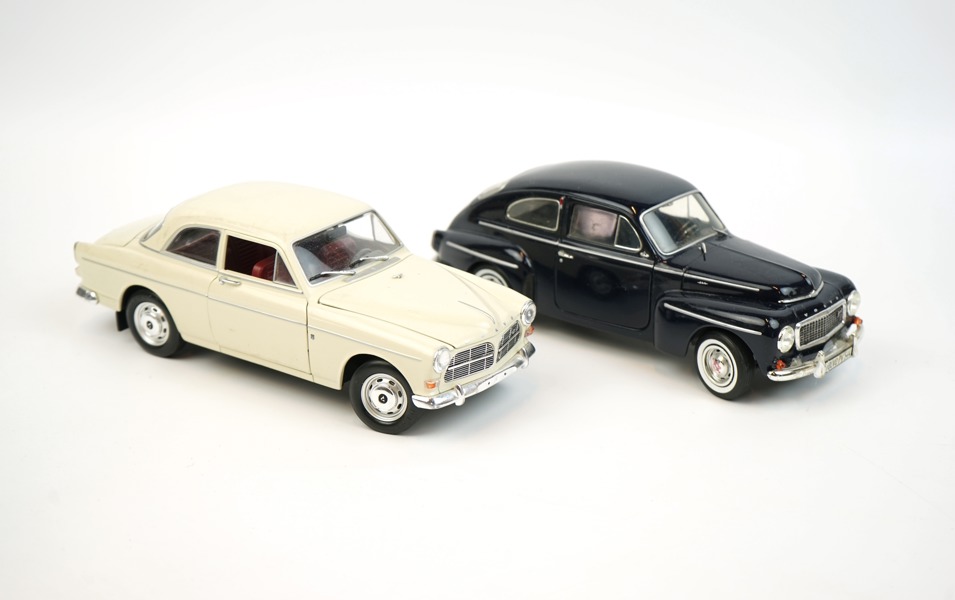 Modellbilar, 2 st, Volvo PV544 och 121 Amazon, 1/18, Revell.