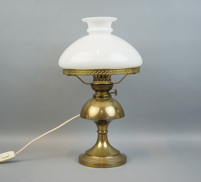 Elektrifierad fotogenlampa, glas/mässing.