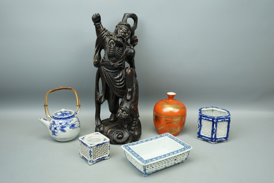 Träskulptur och diverse porslinsföremål, 6 delar, Kina och Japan, 1800/1900-tal.