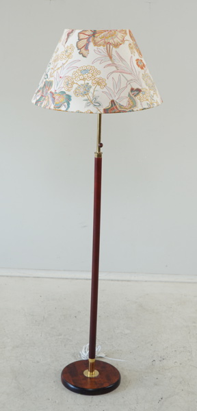 Golvlampa, trä, mässingsdetaljer.