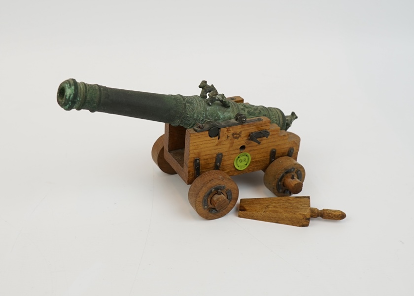 Miniatyrkanon, brons/trä, 1900-tal.