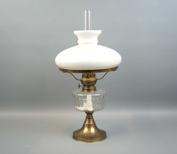 Fotogenbordslampa, glas/mässing.