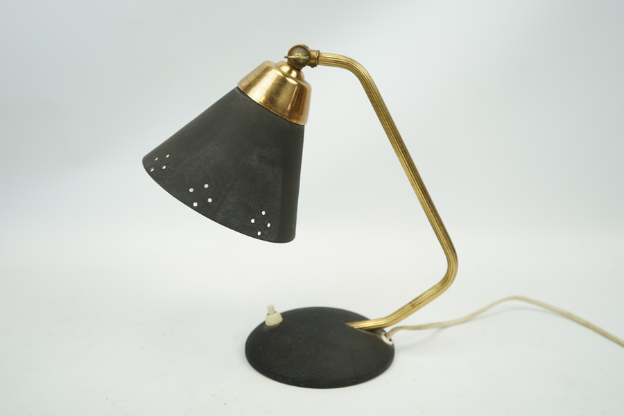 Bordslampa, lackerad metall och mässing, nr 40, EWÅ, 1940/50-tal.