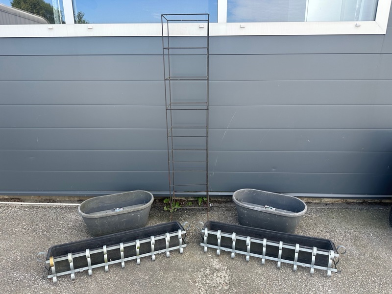 Blomlådor med mera, 5 delar, plast/metall.