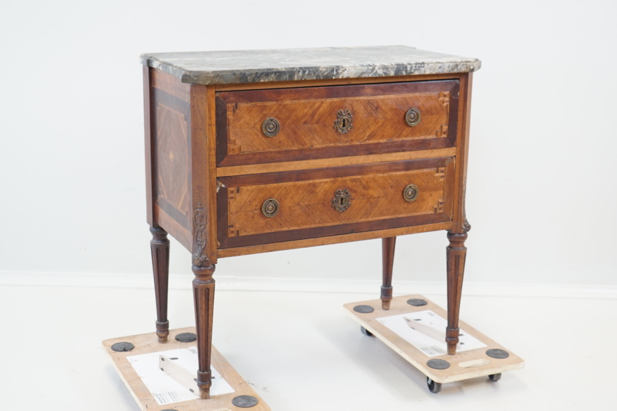 Byrå med 2 lådor, trä, stenskiva, gustaviansk, 1700/1800-tal.