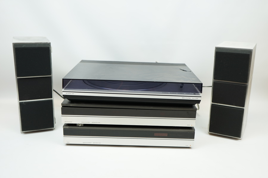 Bang & Olufsen, stereo, 3 delar, samt ett par högtalare.