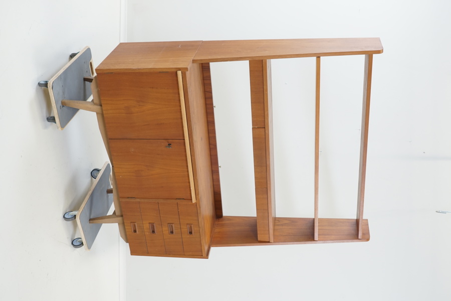 Bokhylla med underkskåp, teak, 1900-talets mitt.