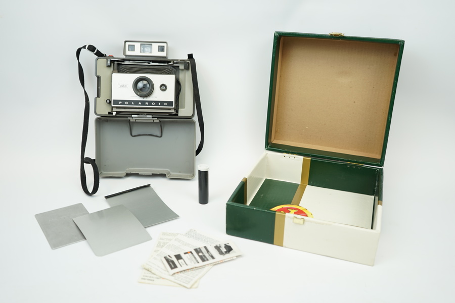 Kamera, Polaroid Automatic 320, med tillbehör, i presentask.