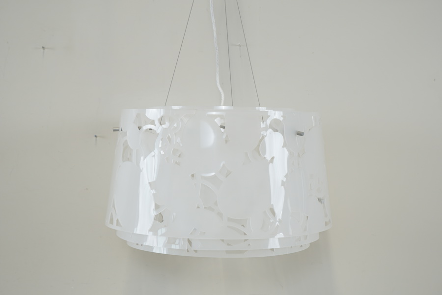Louise Campbell, taklampa, plast/metall, "Collage Pendel 600", Louise Poulsen, Danmark.