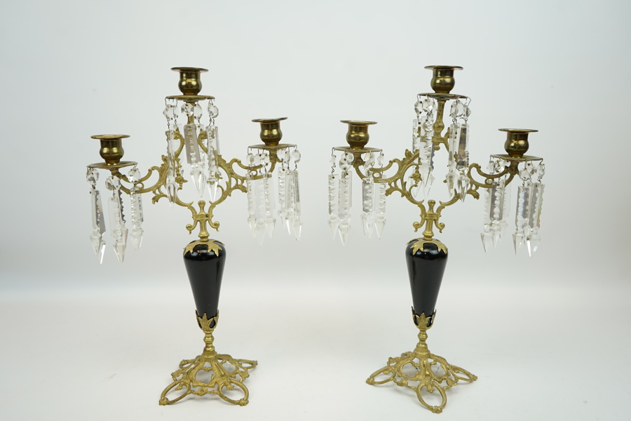 Ljusstakar, ett par, för 3 ljus, mässing/trä/glas, Oscariansk stil, 1900-tal.