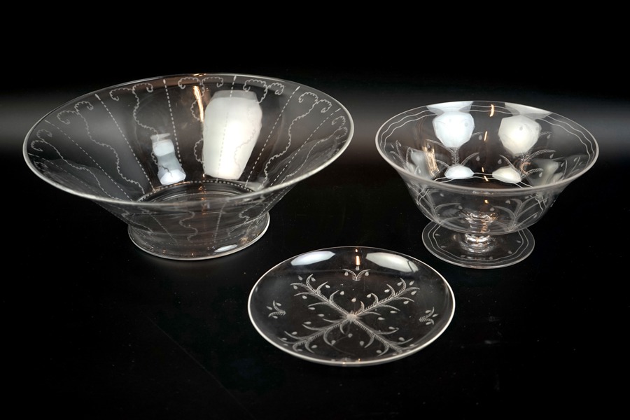 Edward Hald, skålar och assiett, 3 delar, glas, Orrefors, signerade.