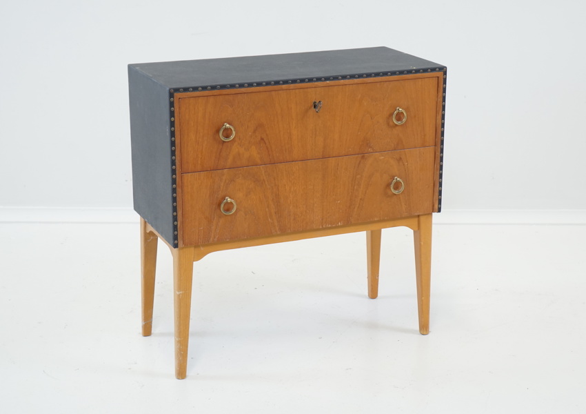 Byrå, 2 lådor, teak, klädd med galon, 1950/60-tal.