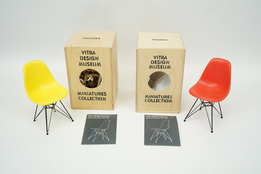 Stolar, ett par, miniatyr , Vitra Design Museum  Miniatures, collection Charles & Ray Eames, DSR chair, 1950.