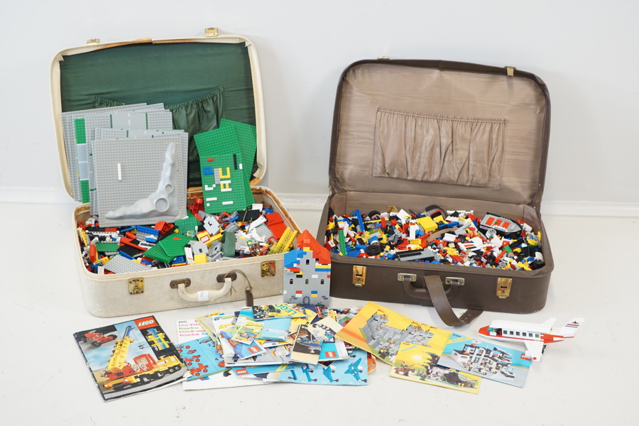Lego, ett parti, samt instruktionsböcker.