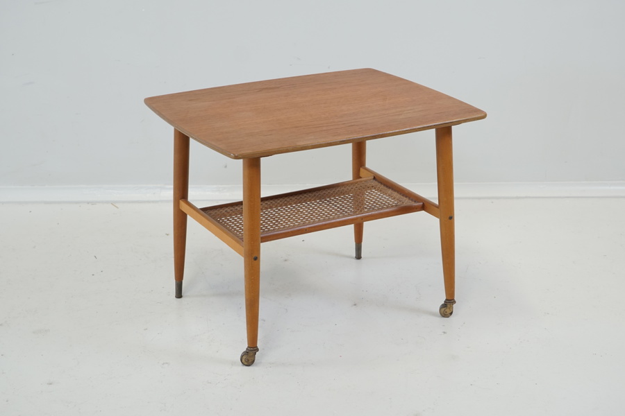 Bord med hylla, teak/rottning, två ben med hjultrissor, 1900-talets mitt.
