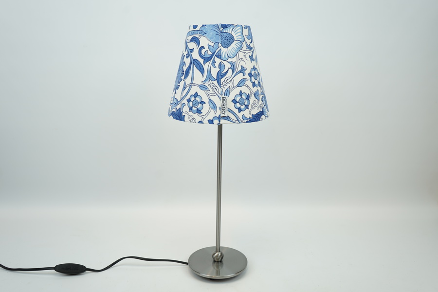 Bordslampa, metall, Konsthantverkaren, Tyringe, samt lampskärm, Bergo.