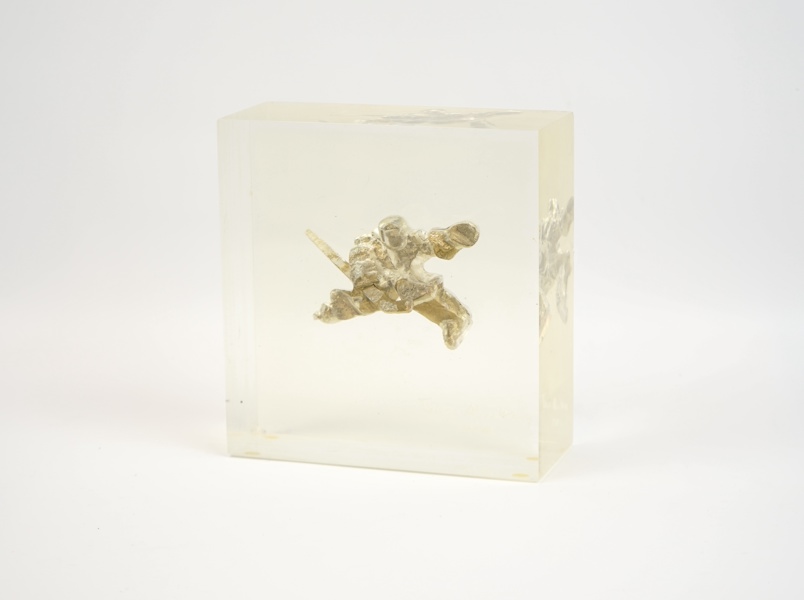 Tomas Almberg, skulptur, brons i plexiglas, nr 22/500, signerad.