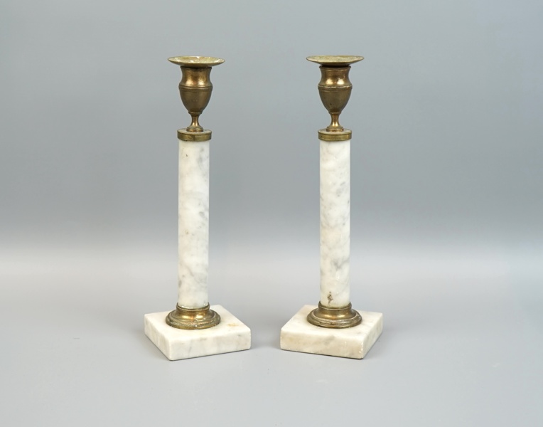 Kolonnljusstakar, ett par, mässing/marmor, sengustavianska, 1800-talets första del.