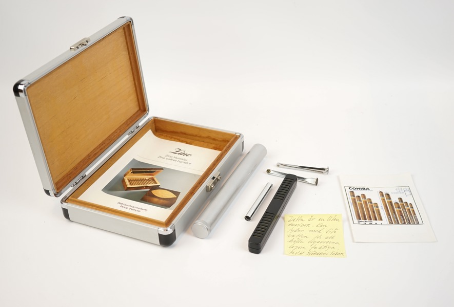 Humidor, Zino, med tillbehör.