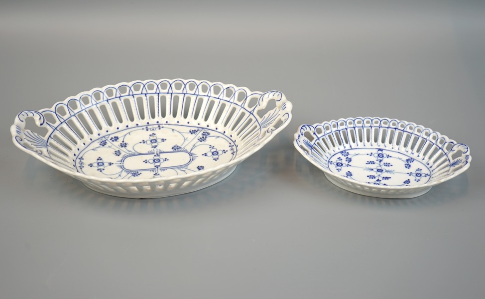 Fruktskålar, 2 st, porslin, genombrutna, 1800/1900-tal.