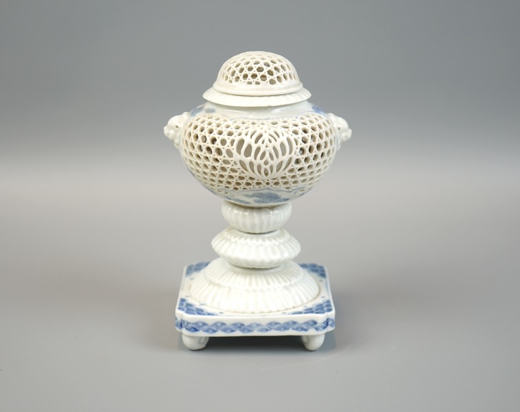 Rökelsekar, porslin, genombruten, 1900-tal.