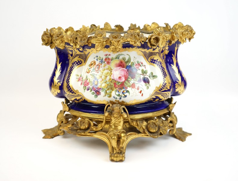 Jardinier, fajans/förgylld brons, Sèvres-liknande märke, 1800-tal.