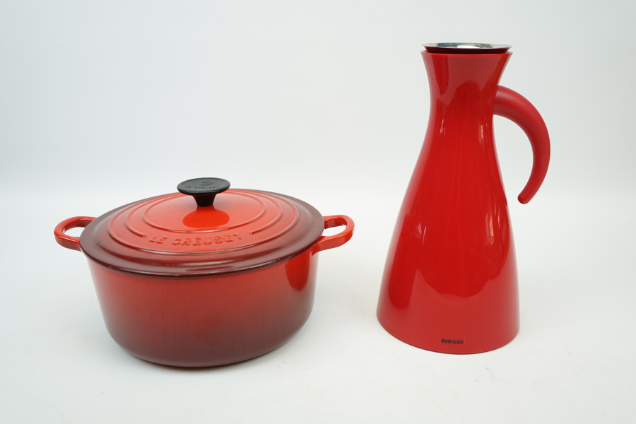 Gryta och termoskanna, gjutjärn/plast, Le Creuset och Eva Solo.