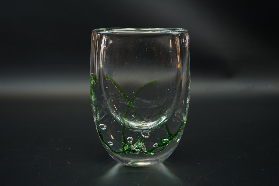 Vicke Lindstrand, vas, glas, grön dekor samt luftbubblor, Kosta, signerad Kosta LH 1716.