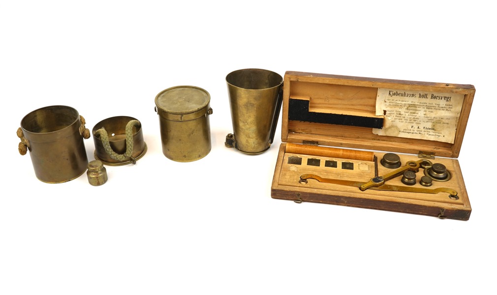 Börsvikter och mått, 4 delar, mässing, Holland och Danmark, 1800-1900-tal.
