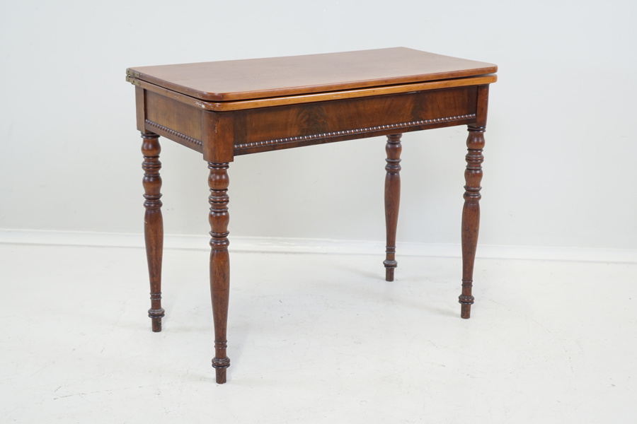 Spelbord, utfällbart, löstagbar skiva, mahogny/filt, 1900-tal.