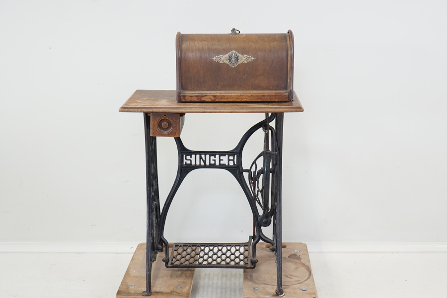 Symaskin med underrede, Singer, 1800/1900-tal.
