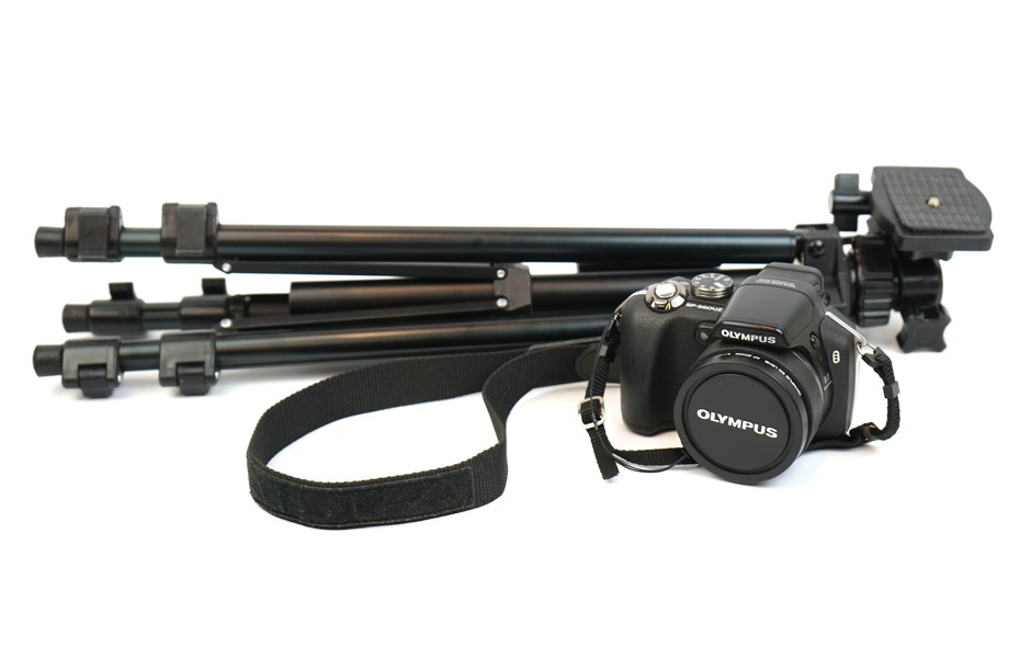 Systemkamera, Olympus SP-56OUZ, med stativ.