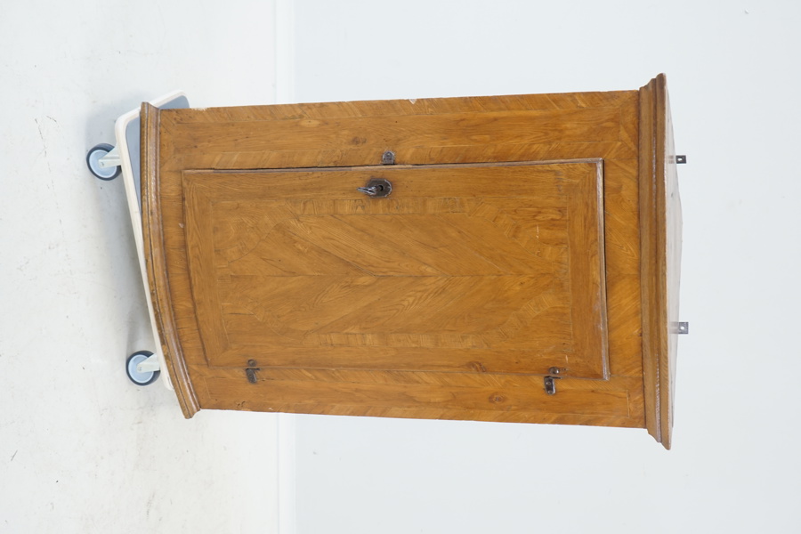 Vägghörnskåp, alm, 1800-talets slut.