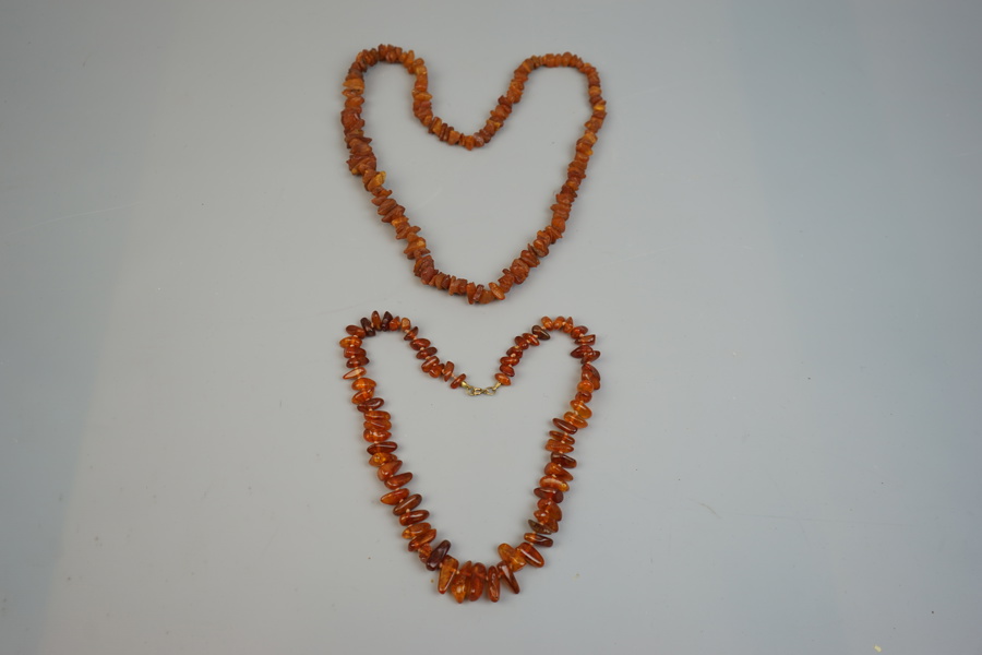 Collier, 2 st, bärnsten.