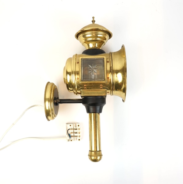 Vägglampa, modell vagnslykta, mässing, samtida.