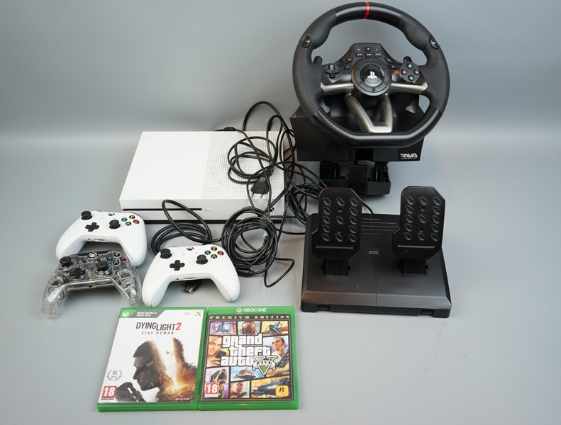 Xbox One, spelkonsol, fjärrkontroller, spel, samt ratt och pedaler, Playstation.