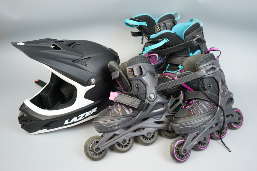 Rollerblades för barn, 2 par, samt hjälm, Lazer Downhill.