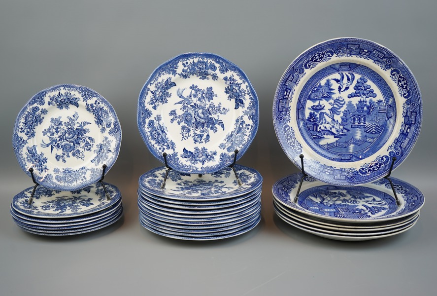 Matservisdelar, 25 st, porslin/flintgods, ''Willow'', Gustavsberg och ''Asiatic Pheasant'', Enoch Wedgwood Staffordshire, England.